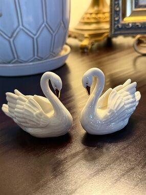 Lenox Swans Figurine Pair - White with Gold Beaks
